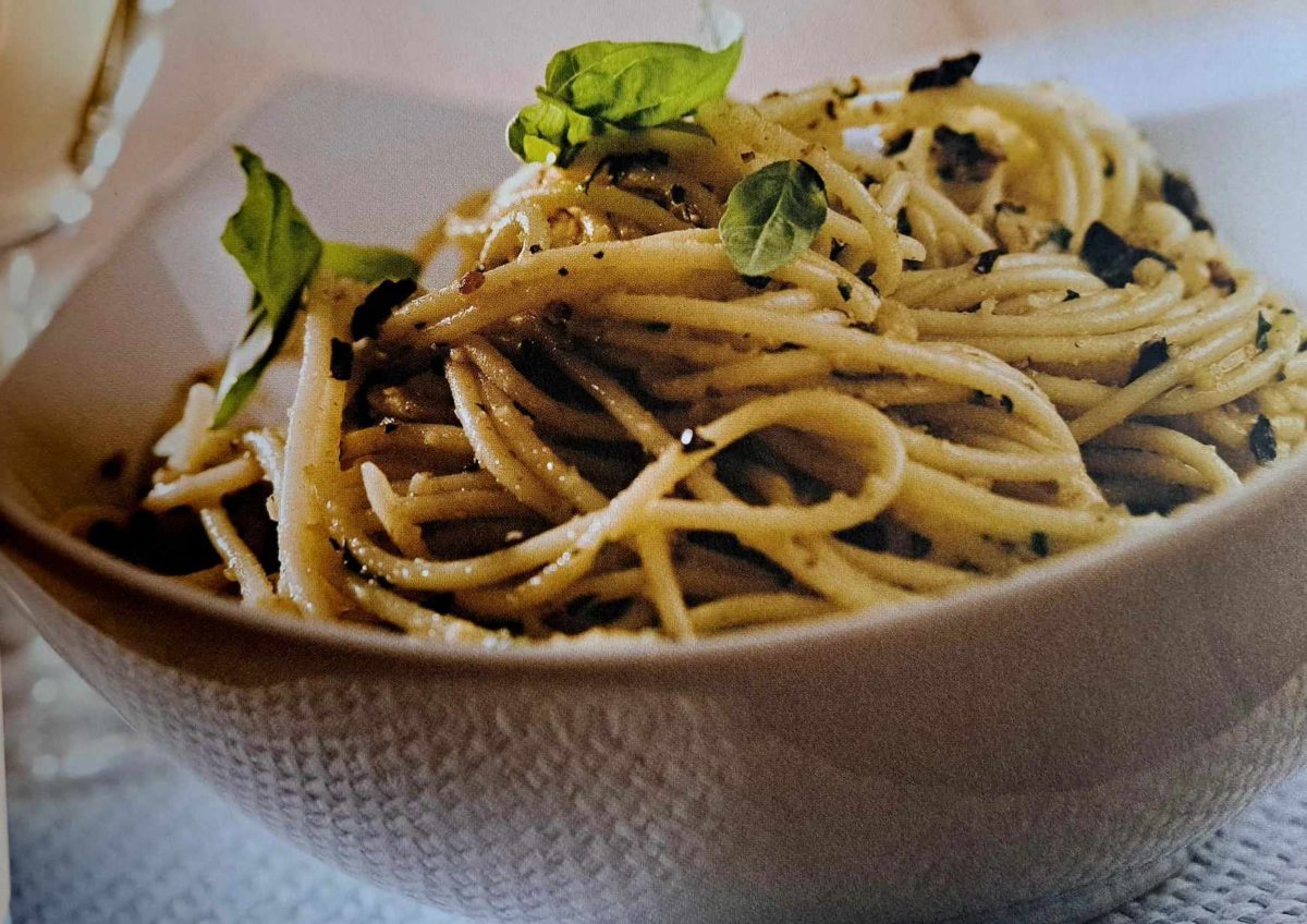 Špagety s bazalkovým pestem a s olivami